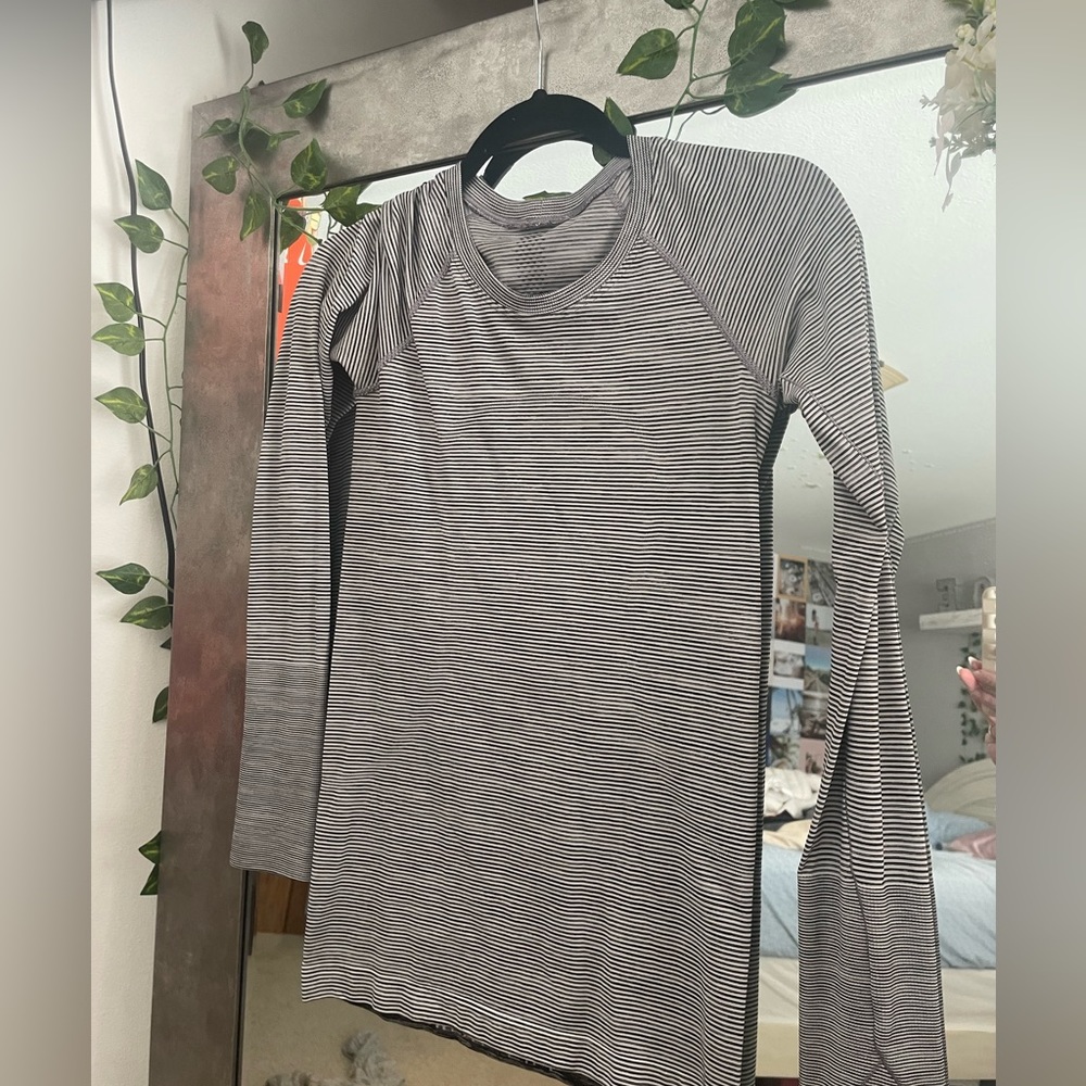 Lululemon size 4 striped swiftly tech long sleeve